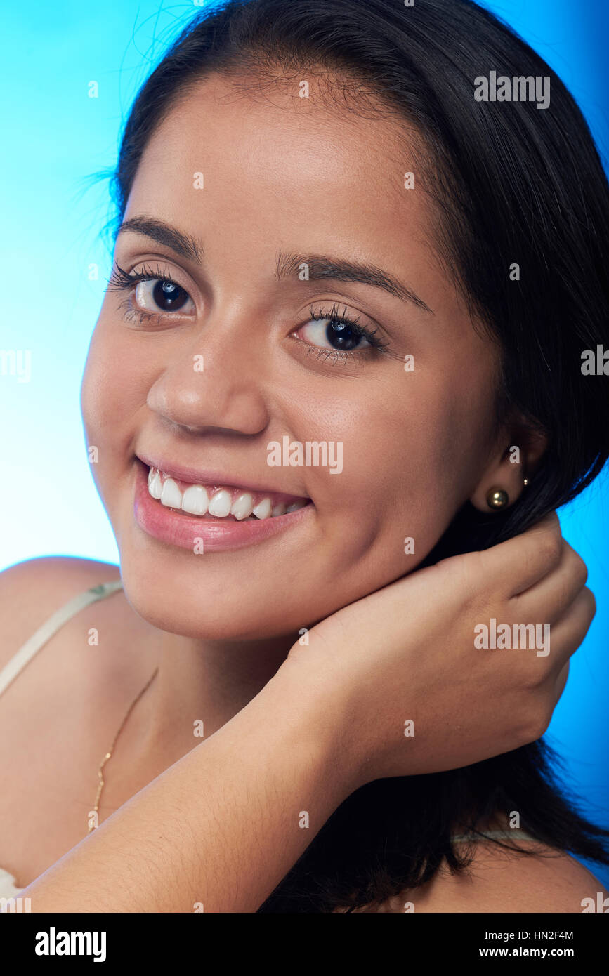 Portrait de la jolie fille hispanique isolé sur fond bleu Banque D'Images