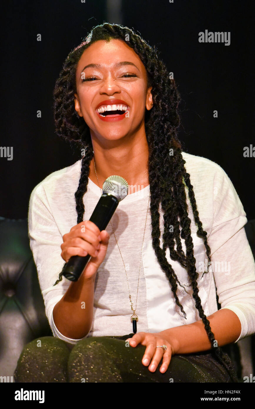 Buenos Aires, Argentine - 8 déc 2016 : Acteur et producteur Sonequa Martin-Green pendant une entrevue à la convention Comic Con l'Argentine. Banque D'Images