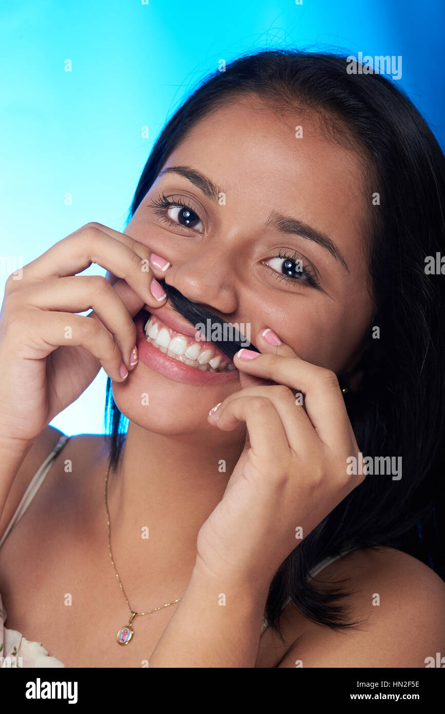 Funny face portrait jeune fille tenir les cheveux comme mustach Banque D'Images