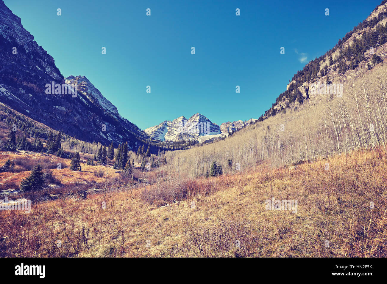 Maroon Bells tons Vintage paysage de montagne, Aspen dans le Colorado aux Etats-Unis. Banque D'Images