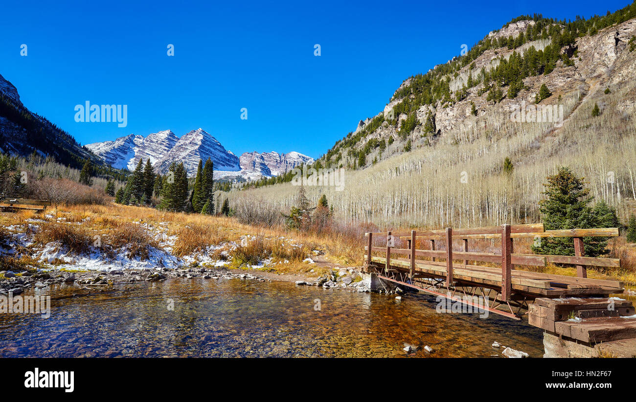 Maroon Bells mountain paysage avec pont en bois d'Aspen, dans le Colorado, aux Etats-Unis. Banque D'Images