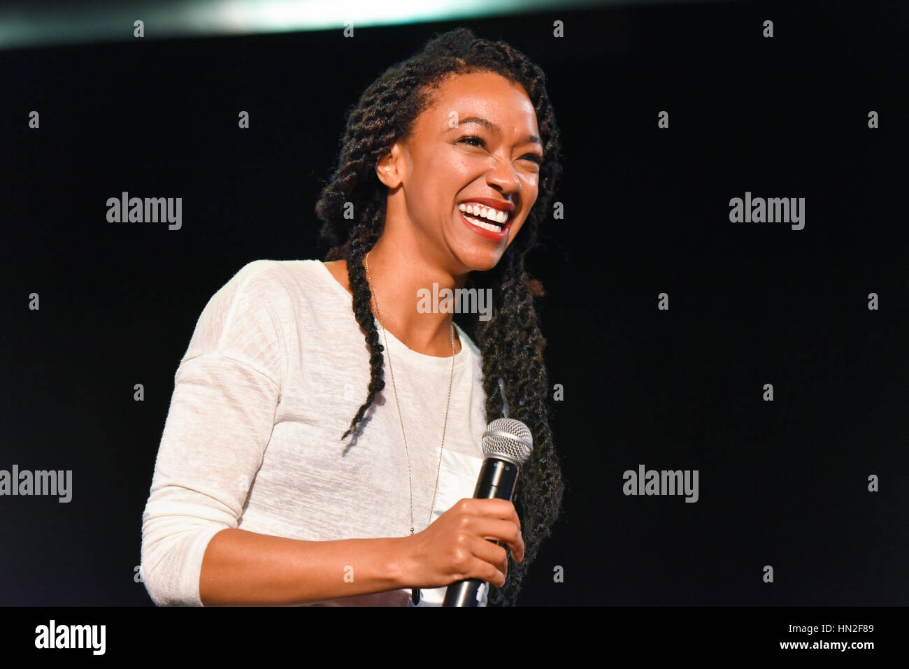 Buenos Aires, Argentine - 8 déc 2016 : Acteur et producteur Sonequa Martin-Green pendant une entrevue à la convention Comic Con l'Argentine. Banque D'Images