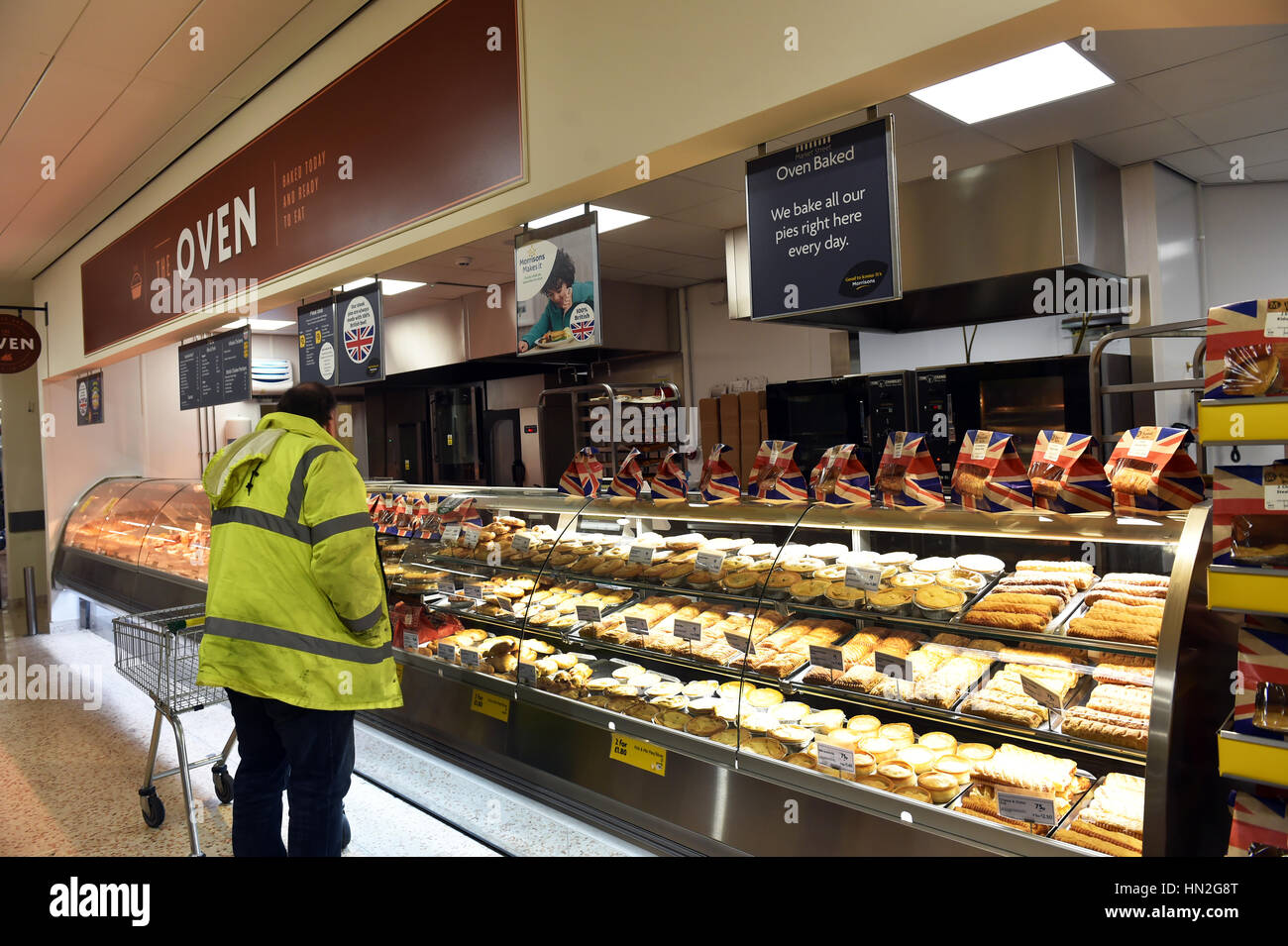 Un ouvrier achète pies dans un supermarché de la four frais section. Banque D'Images