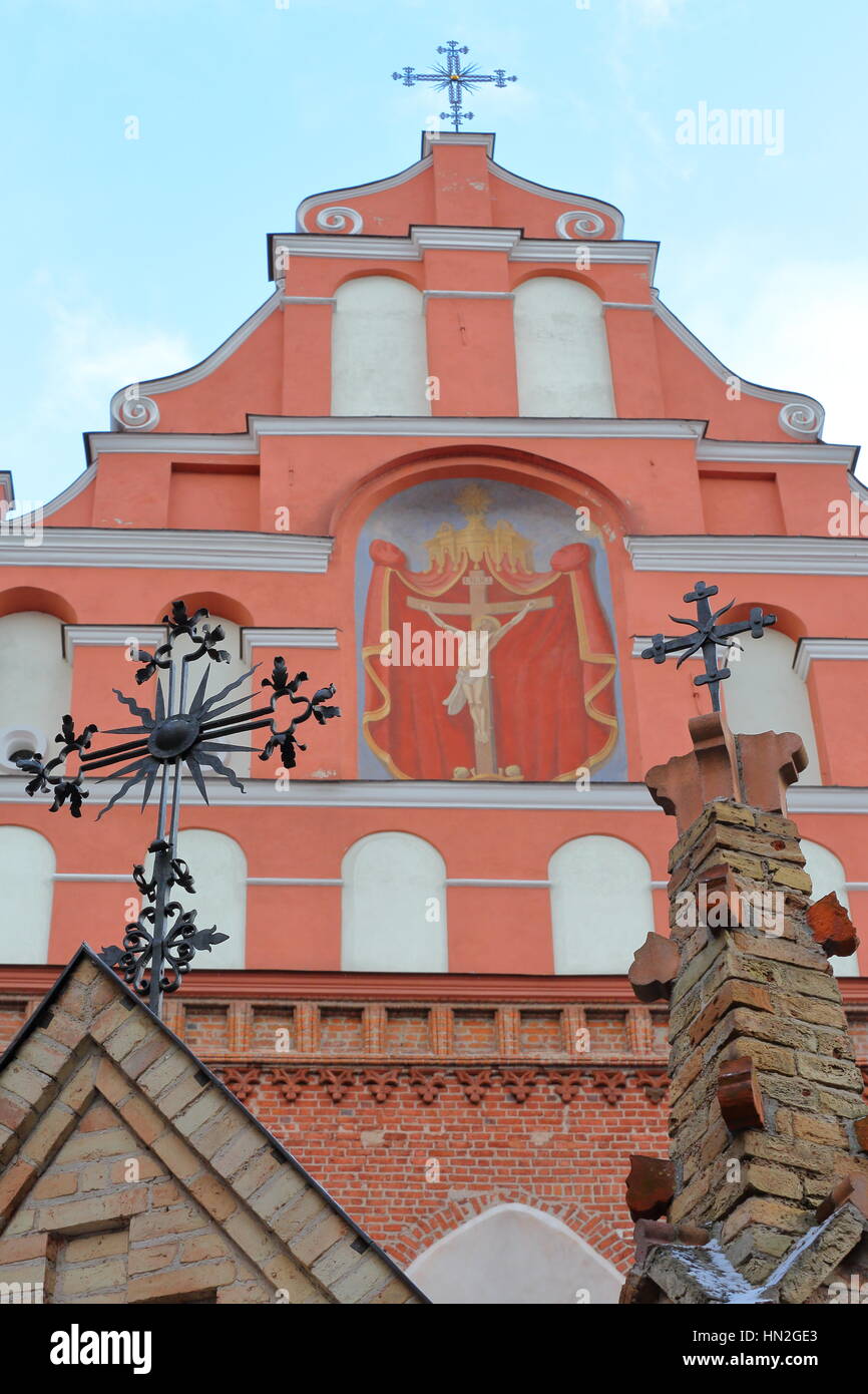 VILNIUS, LITUANIE : Détails de la façade extérieure de l'Église des Bernardins Banque D'Images