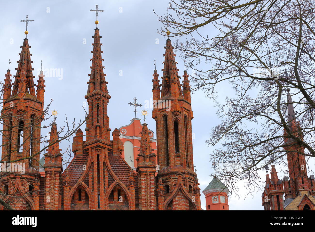 VILNIUS, LITUANIE : Les tours de St Anne's Church et Bernardine Church dans l'arrière-plan Banque D'Images