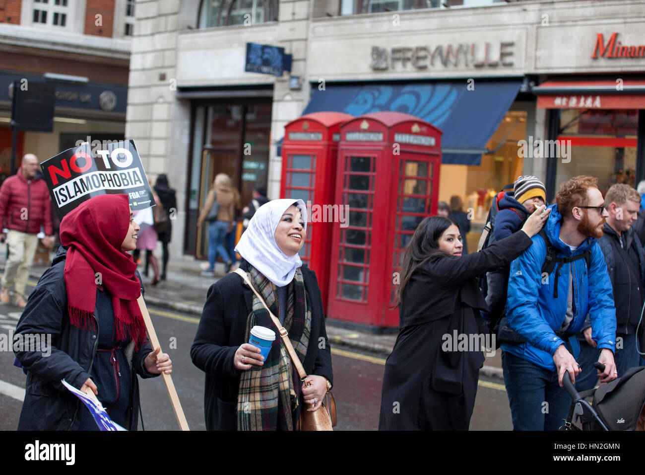 Londres - février 04, 2017 : manifestants politiques prenant part à la manifestation contre l'interdiction musulmane pas président Donald Trump's ban sur les personnes à partir de 7 Banque D'Images