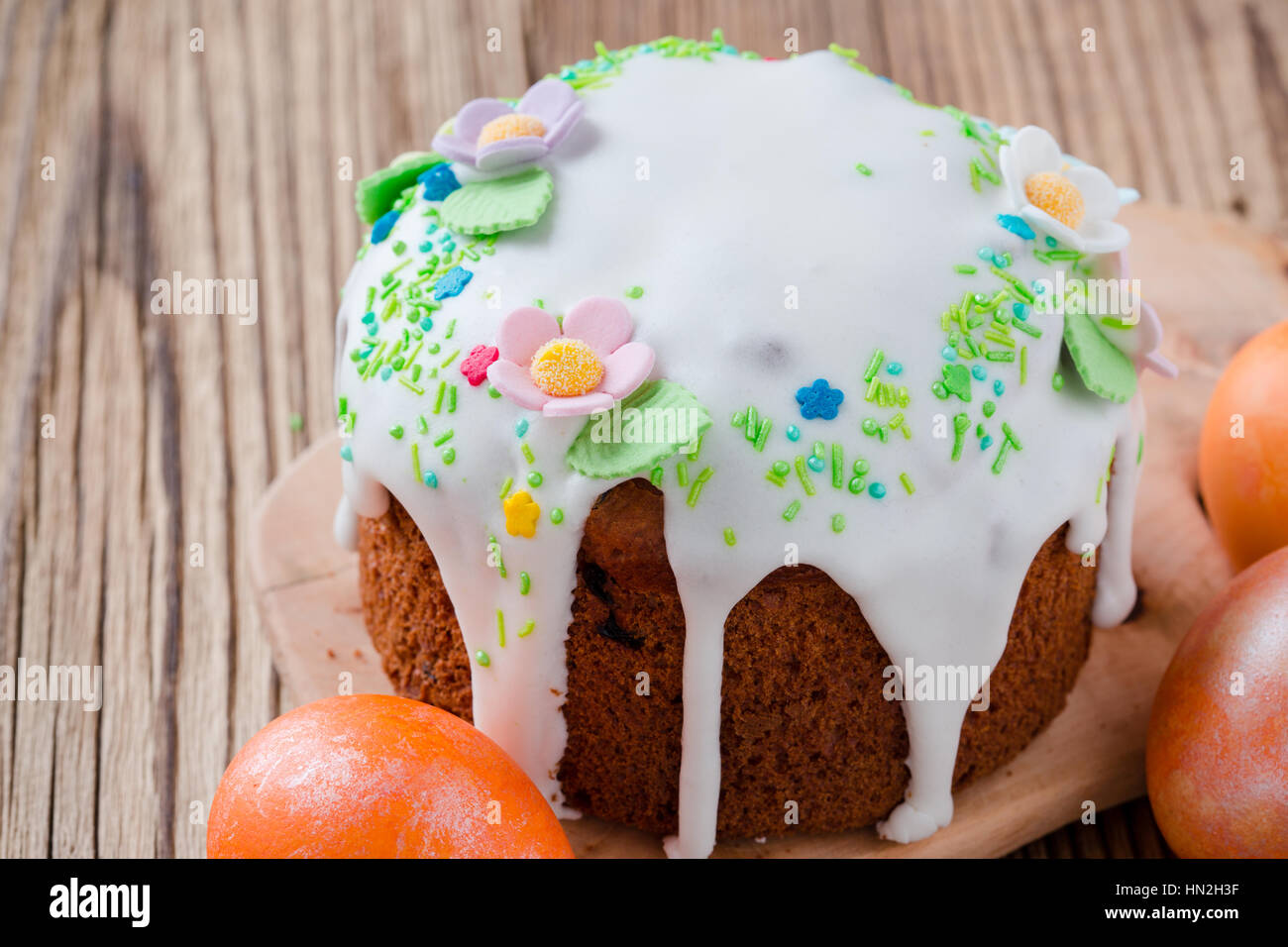 Gâteau de Pâques maison au décor et peint les oeufs de pâques sur table en bois traditionnel, rural kulich russe