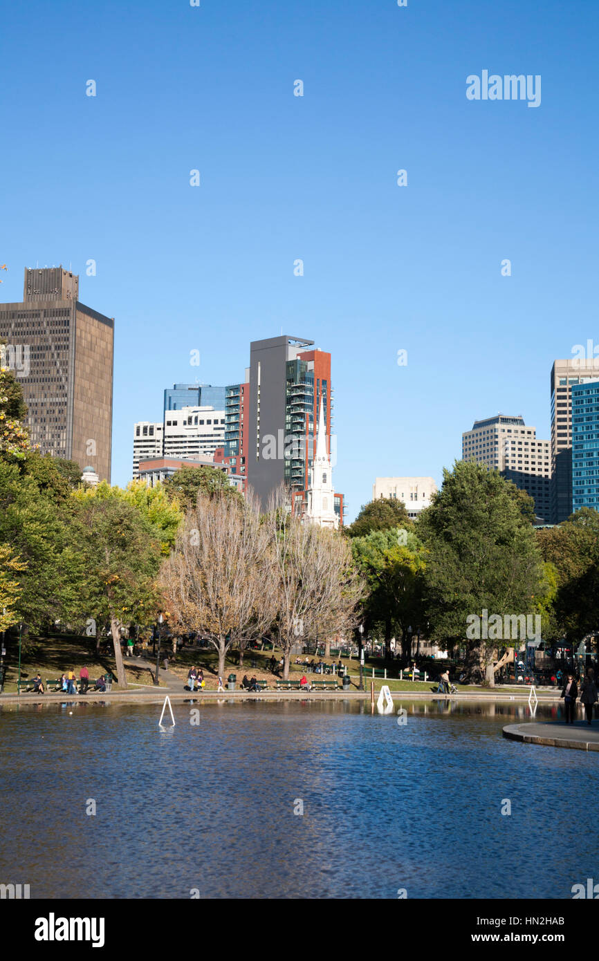 La flèche de l'église St parc vu depuis le Jardin Public de Boston Boston Massachusetts USA Banque D'Images