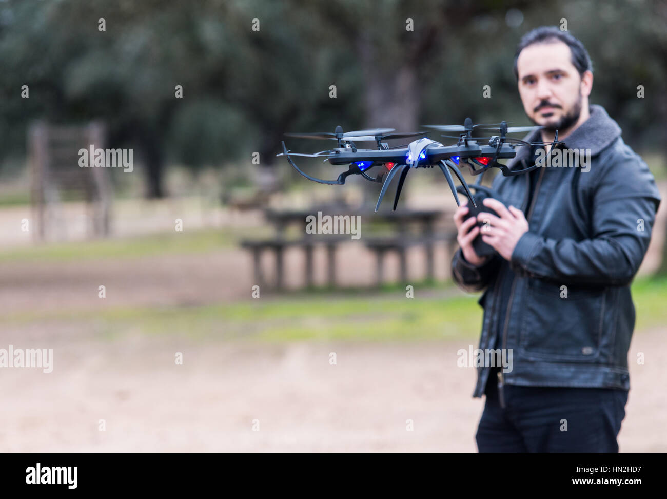 Un homme d'utiliser le drone à distance dans le parc Banque D'Images