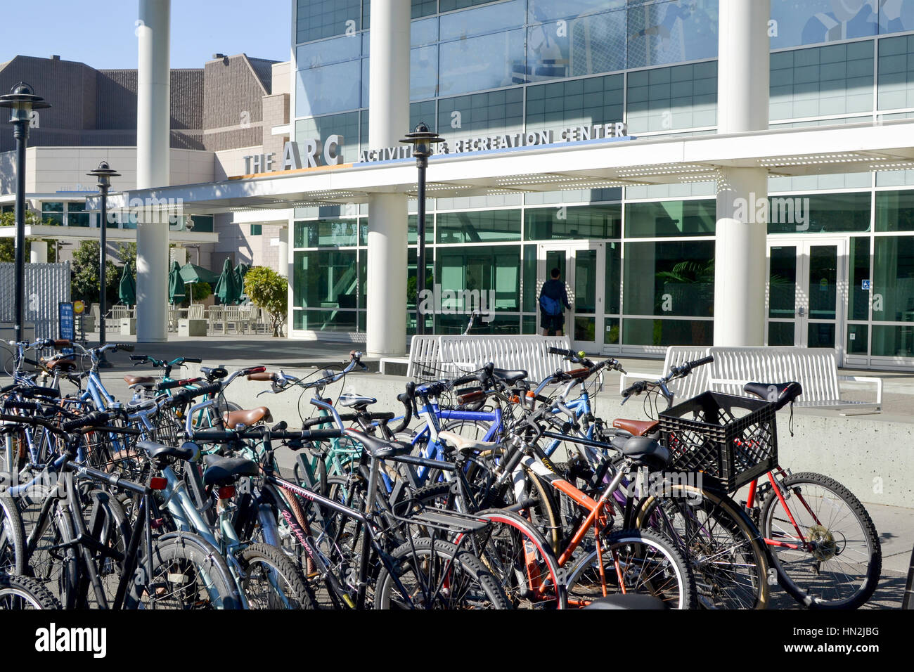 Davis, Californie, USA, 1 octobre 2016. Des Vélos à UC Davis en face de l'ARC. Les vélos sont le principal moyen de transport de l'UC Davis Banque D'Images