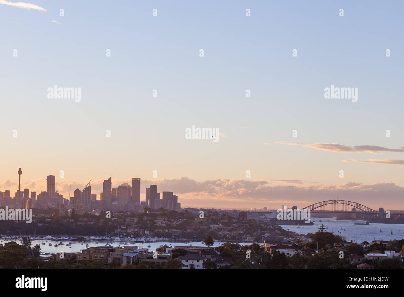 L'horizon de Sydney vu de l'extrême-orient du port au coucher du soleil. Sydney, Australie Banque D'Images