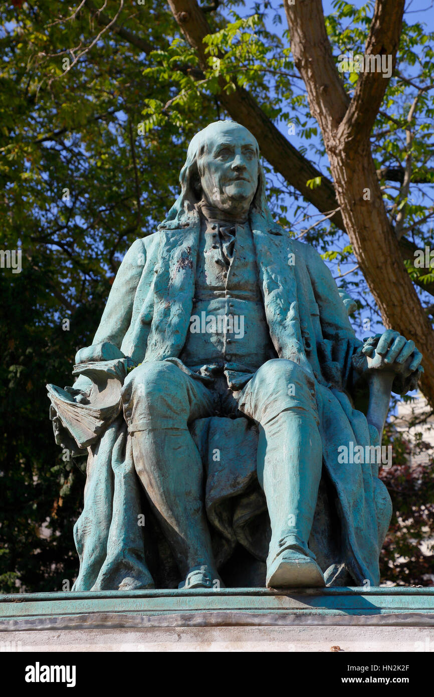 BENJAMIN FRANKLIN SCULPTURE - PARIS, FRANCE - une sculpture de Benjamin Franklin, le premier ambassadeur américain en France. La sculpture est à Yorktown Square, près de Tracadero, à Paris. Les bas-reliefs est par F. Brou. Banque D'Images