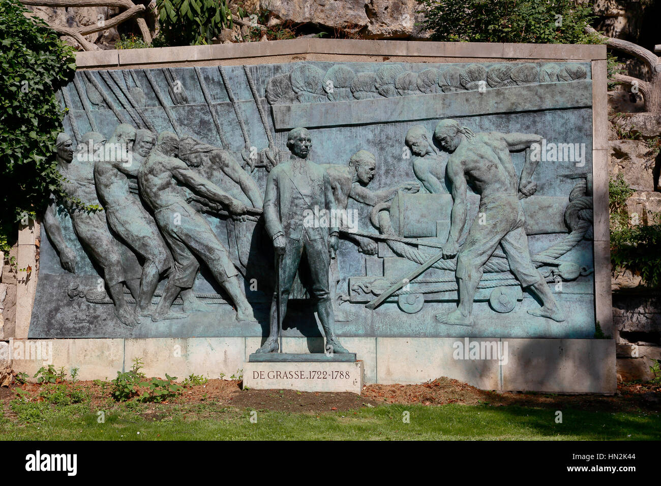 Statue rend hommage à l'Amiral Paul DeGrasse qui bloque l'envoi de troupes de la marine britannique dans la baie de Chesapeake, ouvrant voie à la victoire de Yorktown et fin de la guerre révolutionnaire - rend hommage à un héros de la guerre révolutionnaire - PARIS, FRANCE - AOÛT 2015 Banque D'Images