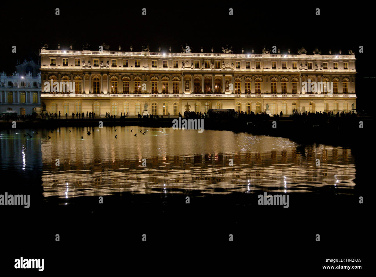 Versailles France : Chateau de Versailles la nuit avec fontaine et l' éclairage, le domaine de Versailles a été l'accueil et la cour de Louis  XIV, la France le 8 août 2015 Photo