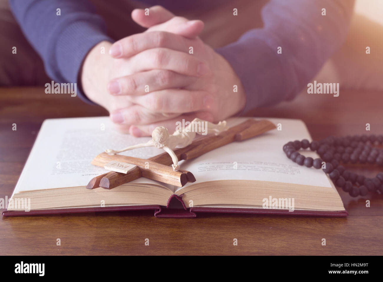 Priant mains de l'homme Banque D'Images