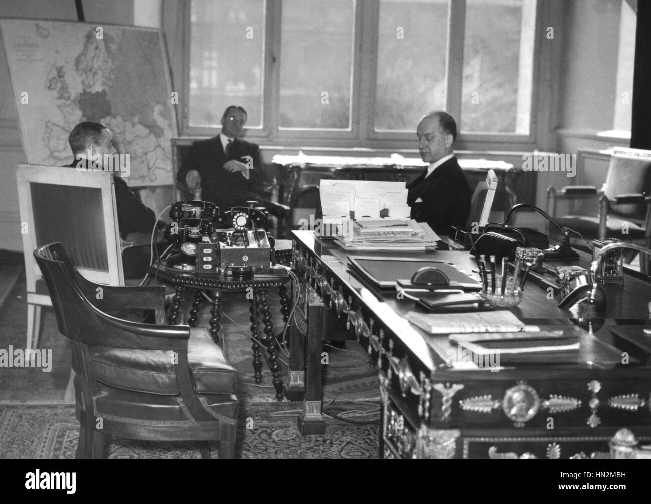 Paris. Sumner Welles, assis à côté de la carte de l'Europe, de discuter avec Paul Reynaud à propos de l'avenir de l'Allemagne Mars 1940 France - La Seconde Guerre mondiale Banque D'Images