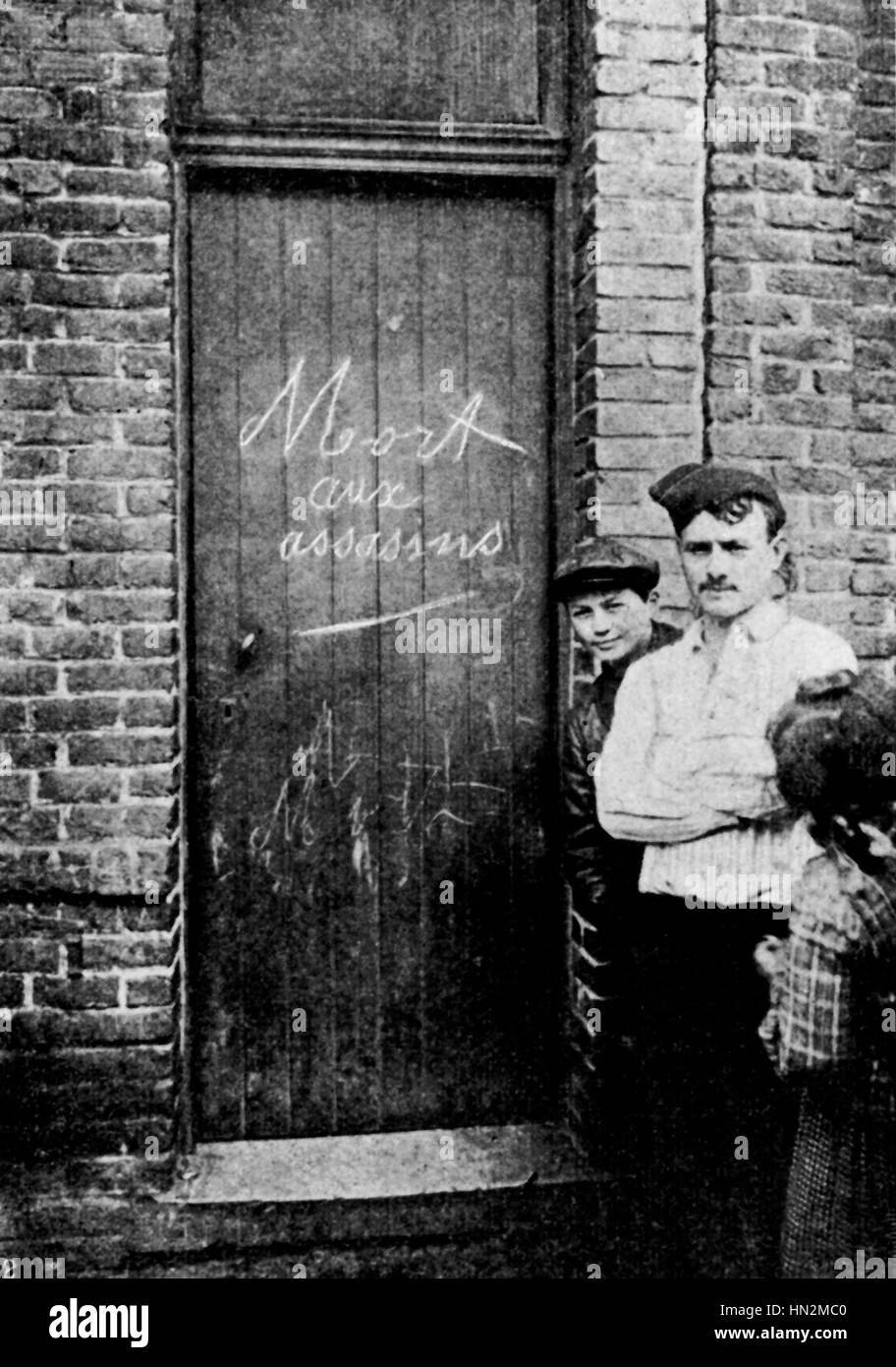 Grève à Villeneuve-Saint-Georges. Graffiti sur la porte d'un mineur qui a tué un percuteur France 1906 Banque D'Images