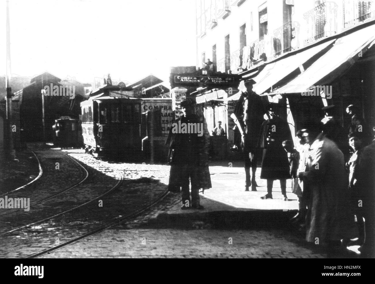 Grève générale frappant le transport à Madrid. Policiers gardant un dépôt tramway Septembre 1934 Espagne Banque D'Images