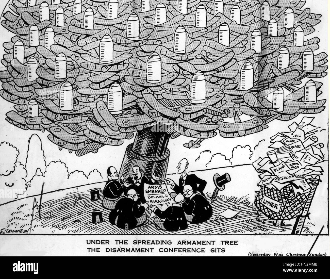 La Caricature. La Conférence mondiale du désarmement de l'LoN assis sous un arbre luxuriant représentant les armements. Dans la corbeille sont les plans de désarmement. 1934 Banque D'Images