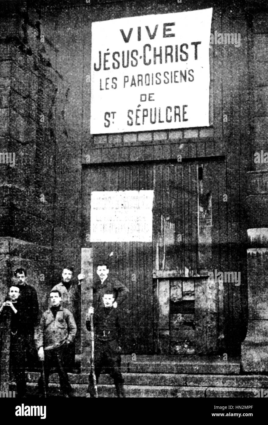 La séparation de l'église et l'état en France : inventaire des biens de l'église de portes forcé une église Décembre 1906 France Banque D'Images