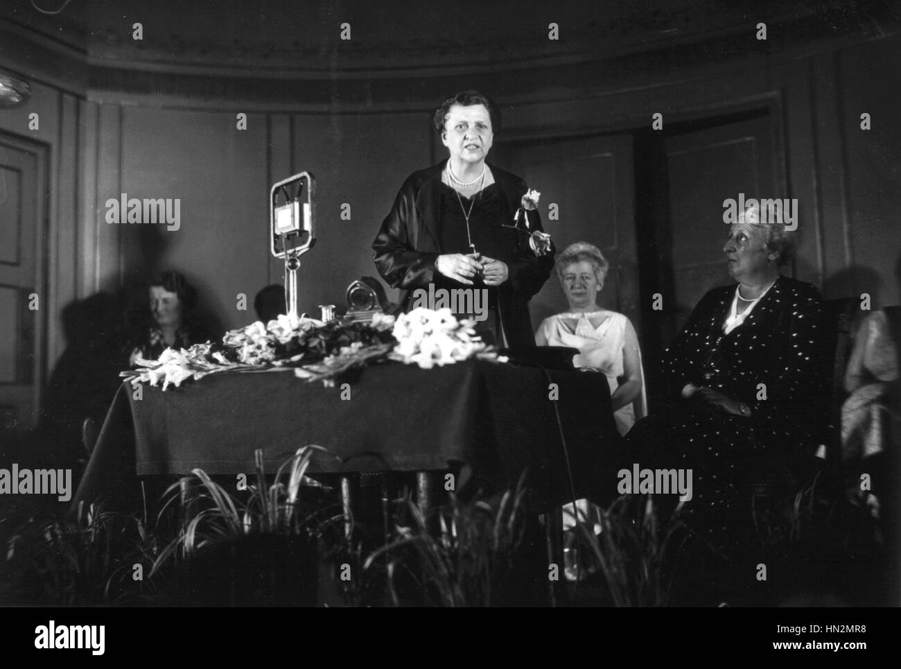 France de troubles à l'entreprise le congrès international des femmes. Démonstration de suffragettes. Ici Mme Irene Ward, membre du Parlement britannique, Mme Perkins et Mme Brunswhig. 1936 Banque D'Images