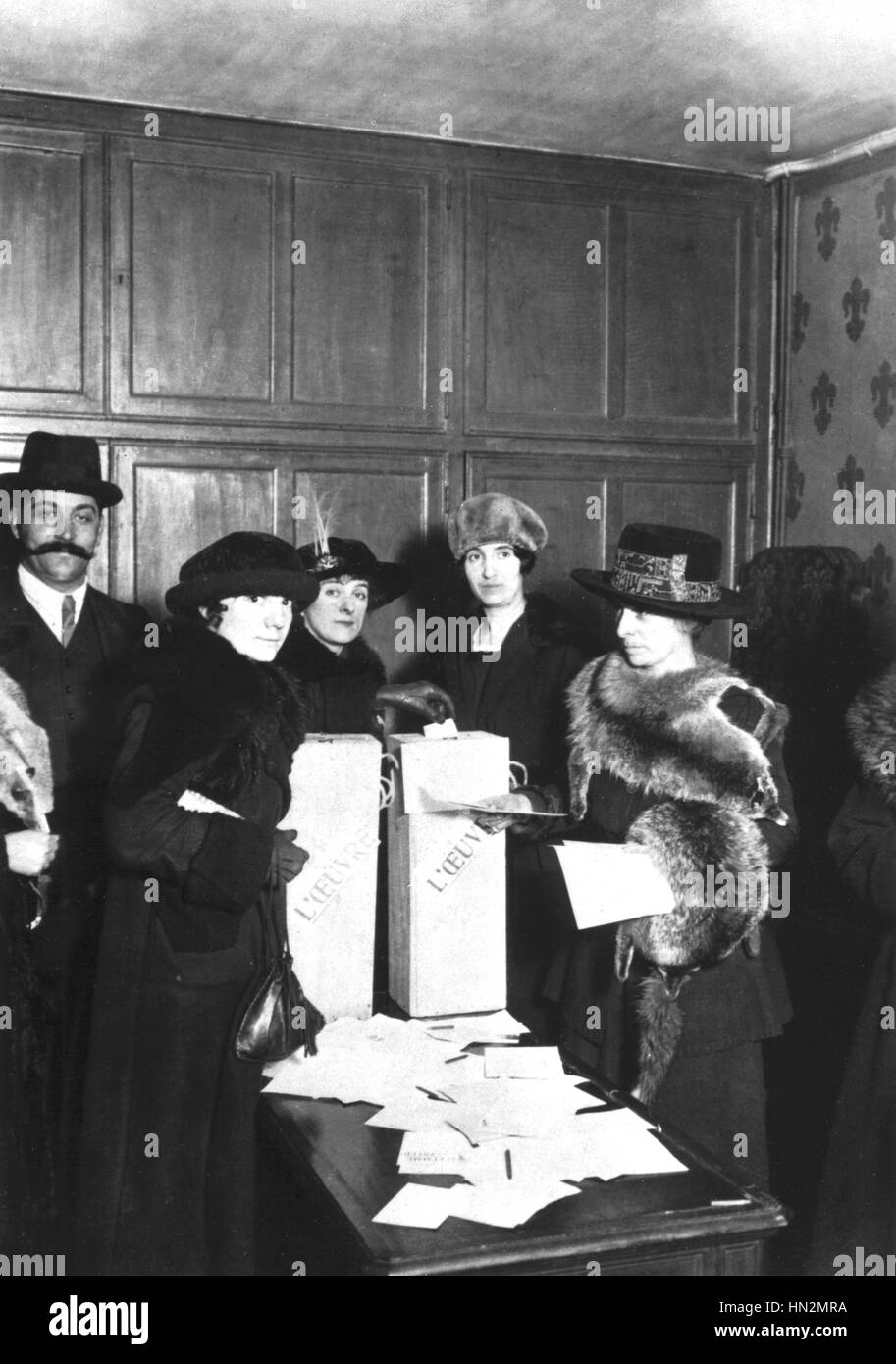 France bureaux de vote fictifs mis en place par deux journaux pour protester contre le refus du droit de vote des femmes. Au début du xxe siècle Banque D'Images