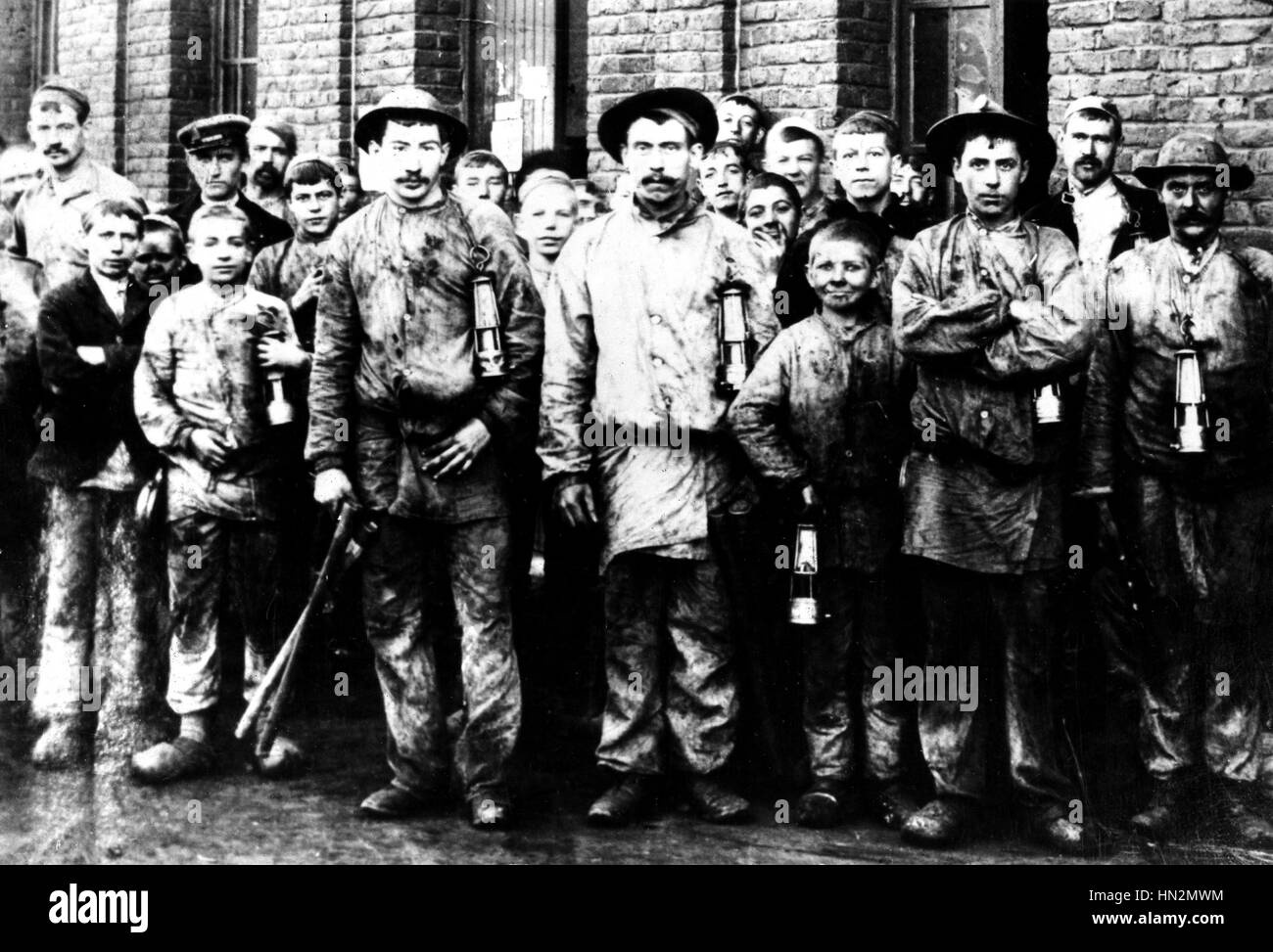Groupe d'enfants et les hommes qui travaillent dans la mine de Denain, Nord de la France 19e siècle Lille, 'Voix du Nord' newspaper Banque D'Images