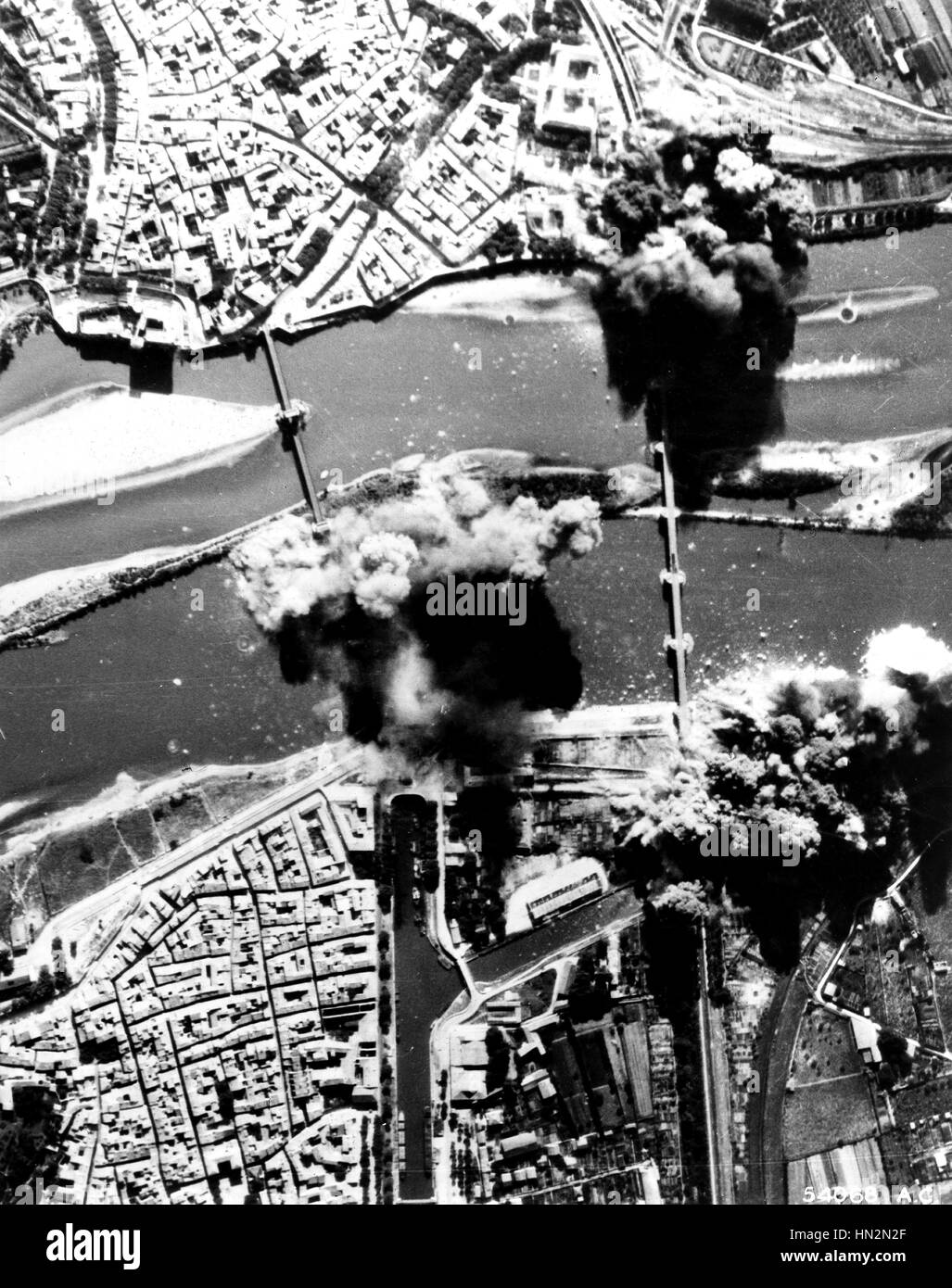 Débarquement dans le sud de la France : bombardement de le pont et la voie de chemin de fer qui traverse le Rhone à Tarascon, France 1944 France, Seconde Guerre mondiale Guerre mondiale photo Banque D'Images