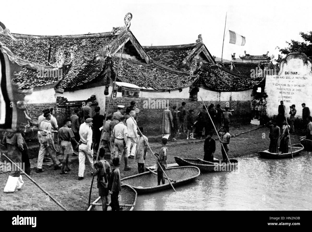Anglais et vietnamien défilant pour une cérémonie de la paix 1948 Guerre d'Indochine, la Bibliothèque du Congrès de Washington Banque D'Images