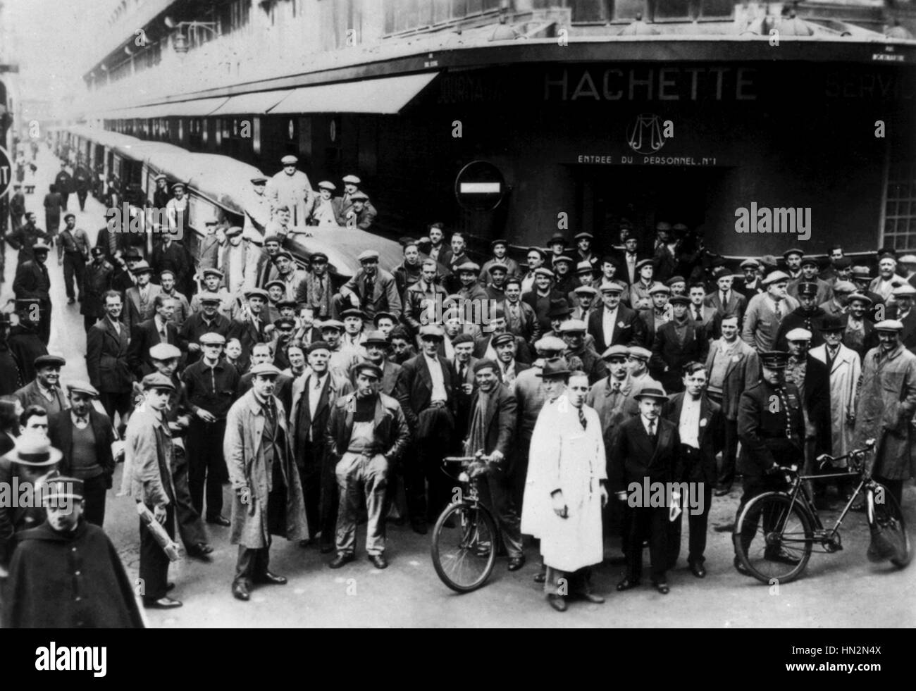 Les grévistes devant la presse Hachette Distribution Service, à Paris. Le 7 juin 1936, après la victoire du Front populaire. Banque D'Images