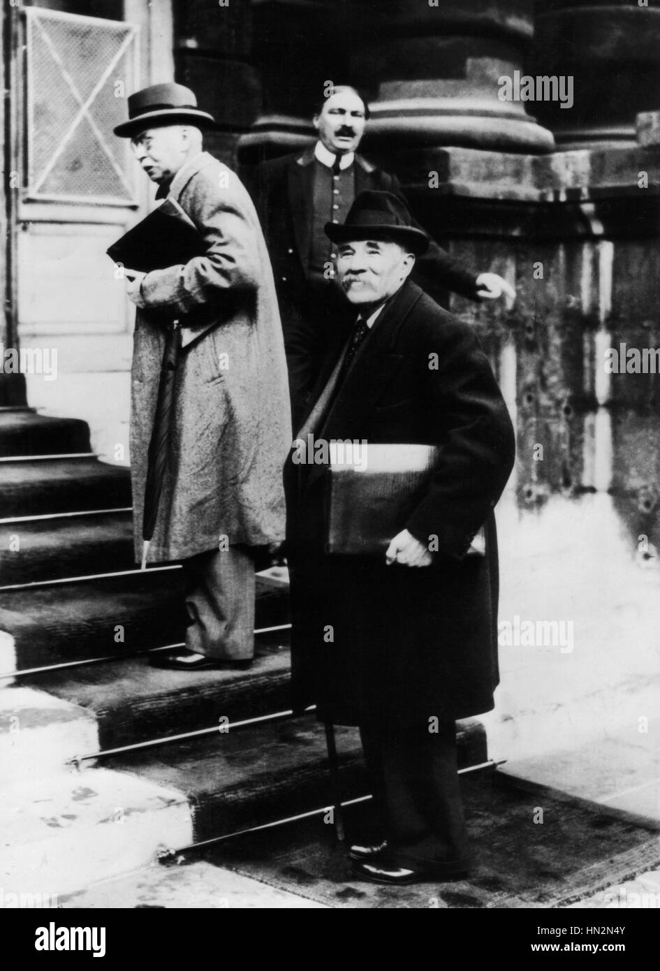 Marcel Cachin arrivant au Sénat, à Paris. 1936 Banque D'Images