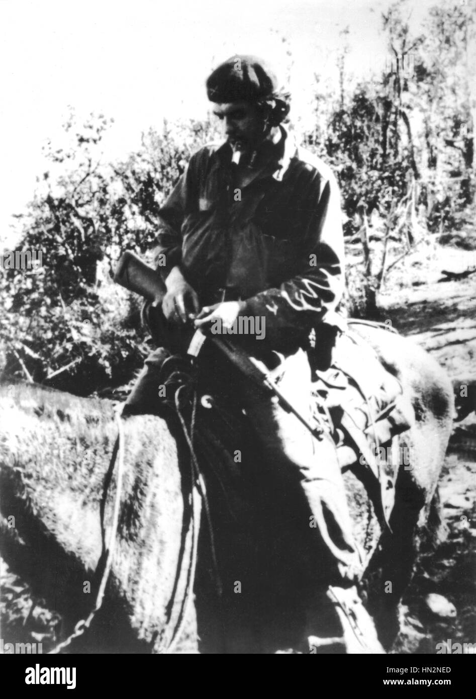 Au cours de la révolution, Che Guevara équitation dans la Sierra 1956-1959 Cuba Banque D'Images