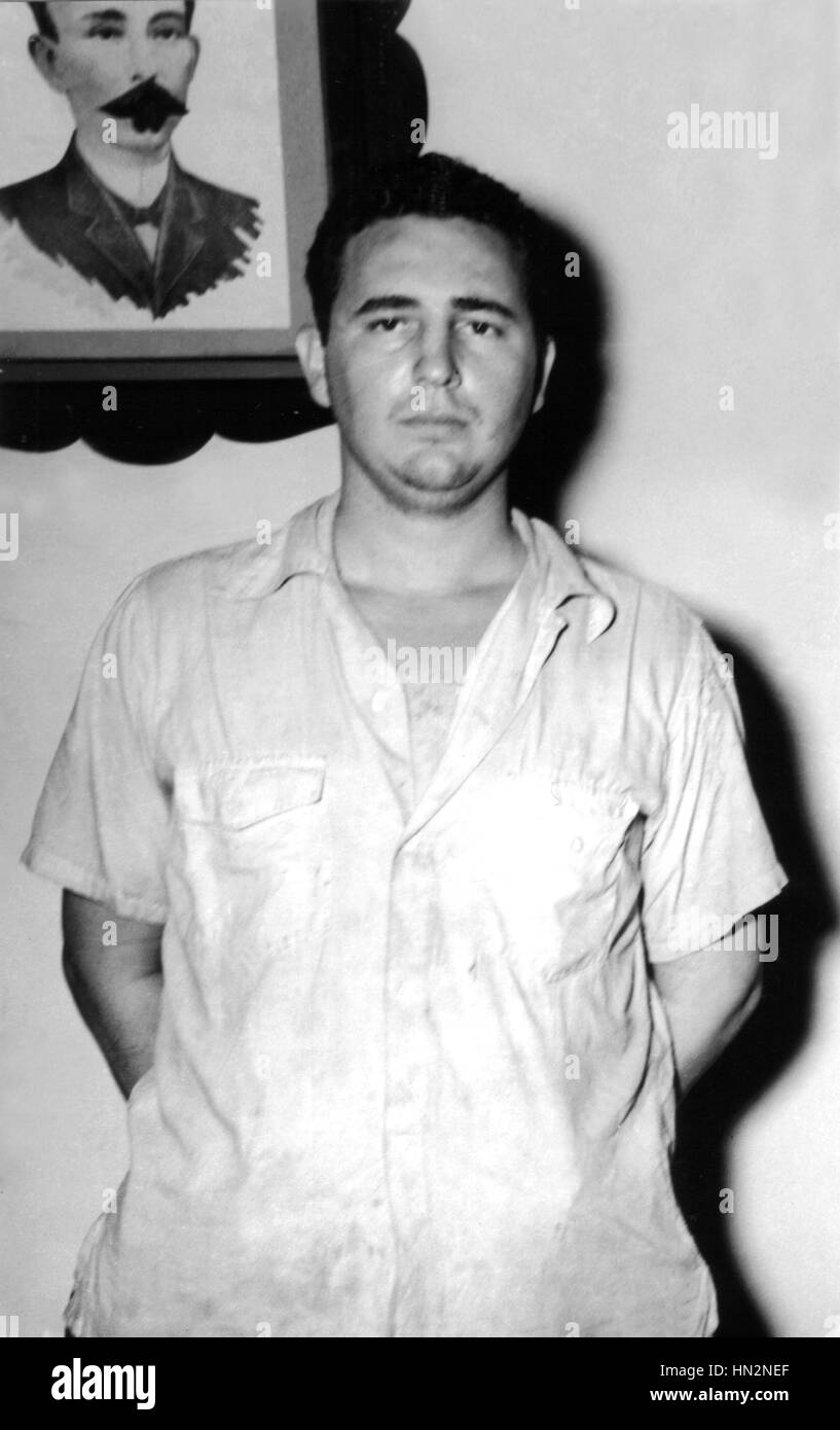Portrait de Fidel Castro. Derrière lui, le portrait de Jose Marti Photographie prise dans les années 1950, Cuba Banque D'Images
