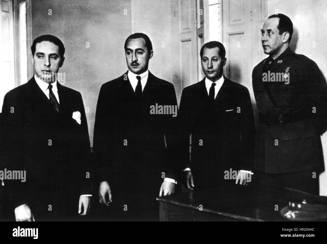 Primo de Rivera's sons devant le conseil de guerre à Madrid. De gauche à droite : défenseur Don Jose et Don Miguel de Rivera, Don Sancho (après l'échec du coup militaire) Août 1932 Espagne Banque D'Images