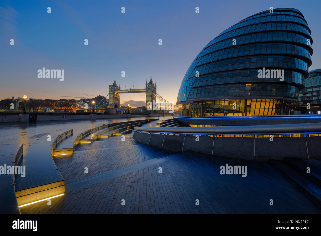 Le point de vue de l'architecture futuriste de l'Hôtel de ville de Londres avec le monument historique le Tower Bridge en arrière-plan pendant l'aube à London city, ONU Banque D'Images