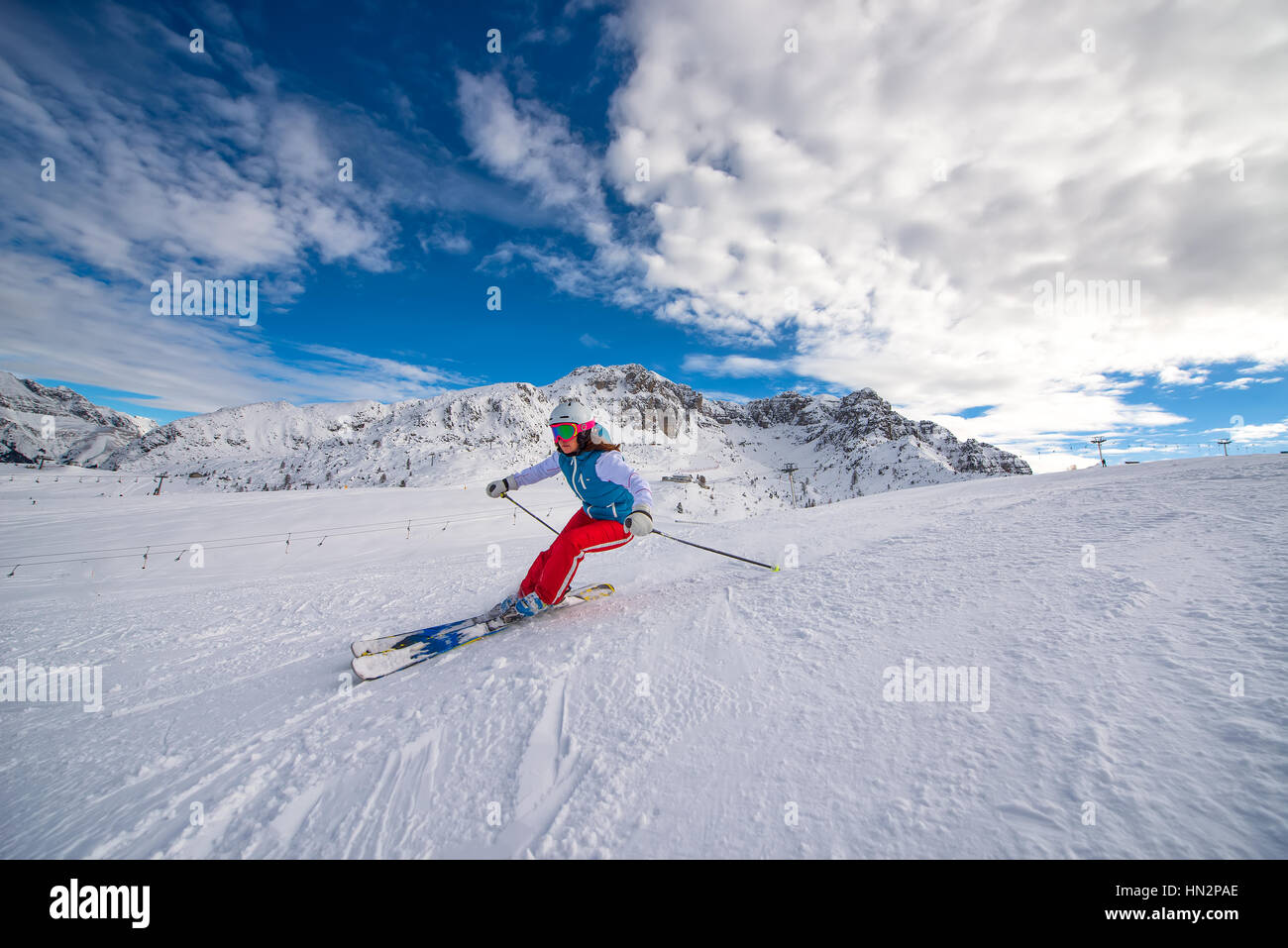 Fille au domaine skiable alpes Banque D'Images