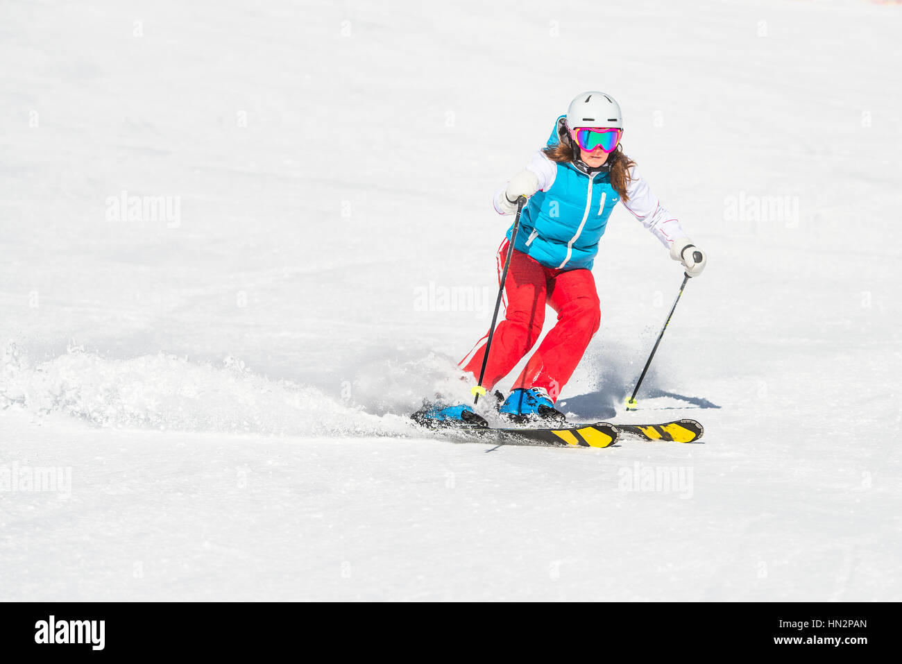 Girl skieur ayant une bonne technique tout en courbes de slalom il y a Banque D'Images