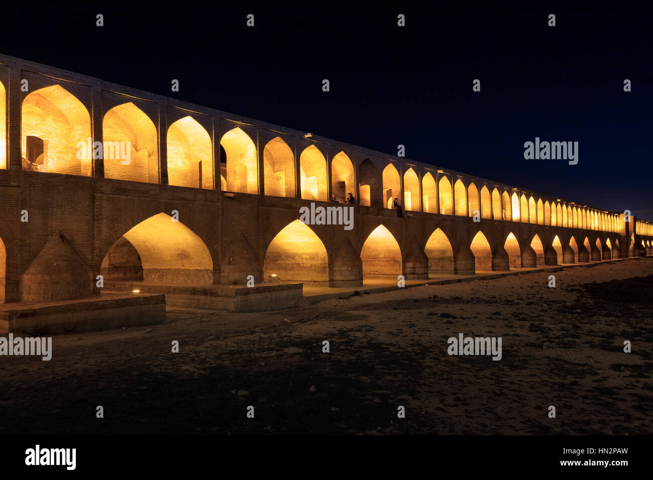 Vue de nuit Si-O-Seh Pol, aussi appelé le pont de 33 arches, Isfahan, Iran Banque D'Images