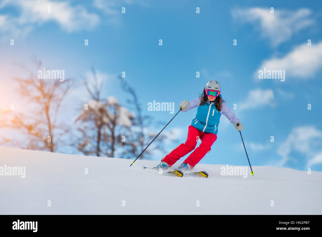 Femme fille ski alpin ski féminin au cours de journée ensoleillée je Banque D'Images