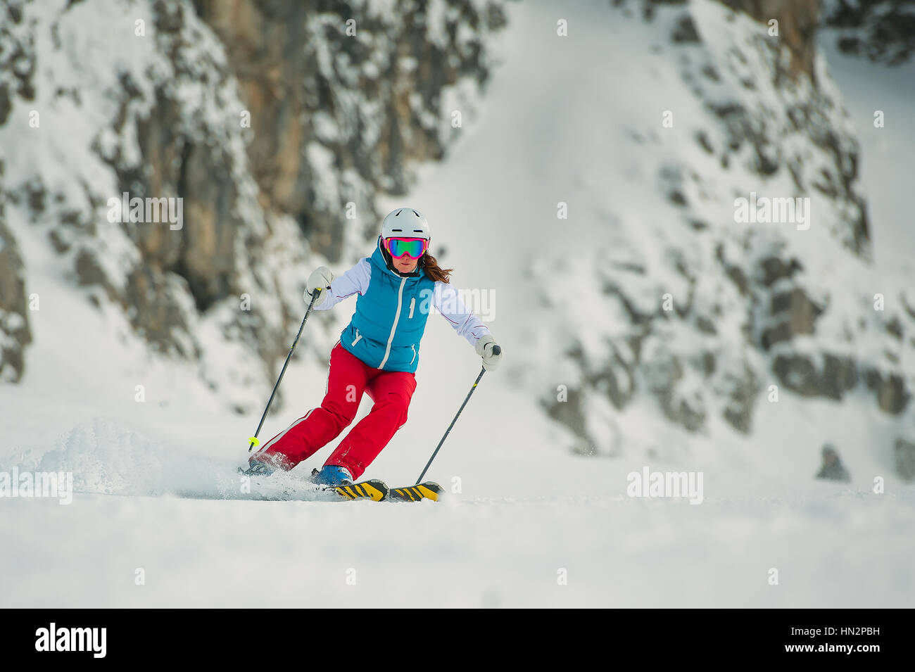 Jeune femme slalom il y a des skieurs Banque D'Images