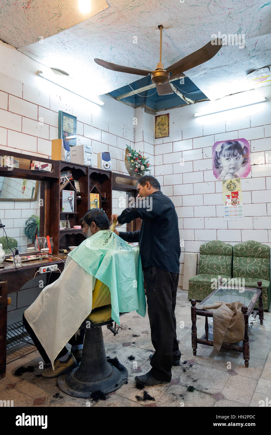 Salon de coiffure à l'intérieur de vieux bazar de Kerman, Iran Banque D'Images