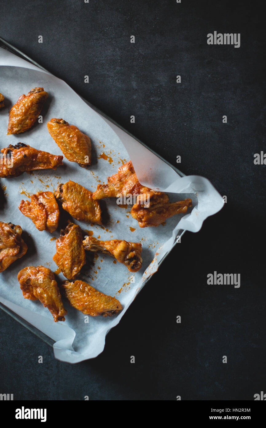 Croustillant de Hot Wings sur fond sombre Banque D'Images