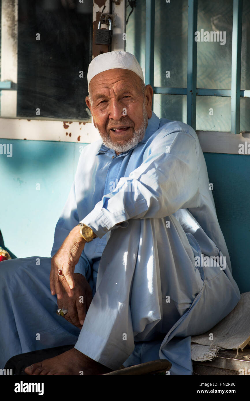Vieil homme iranien barbu avec l'usure traditionnelle, Shiraz, Iran — free download