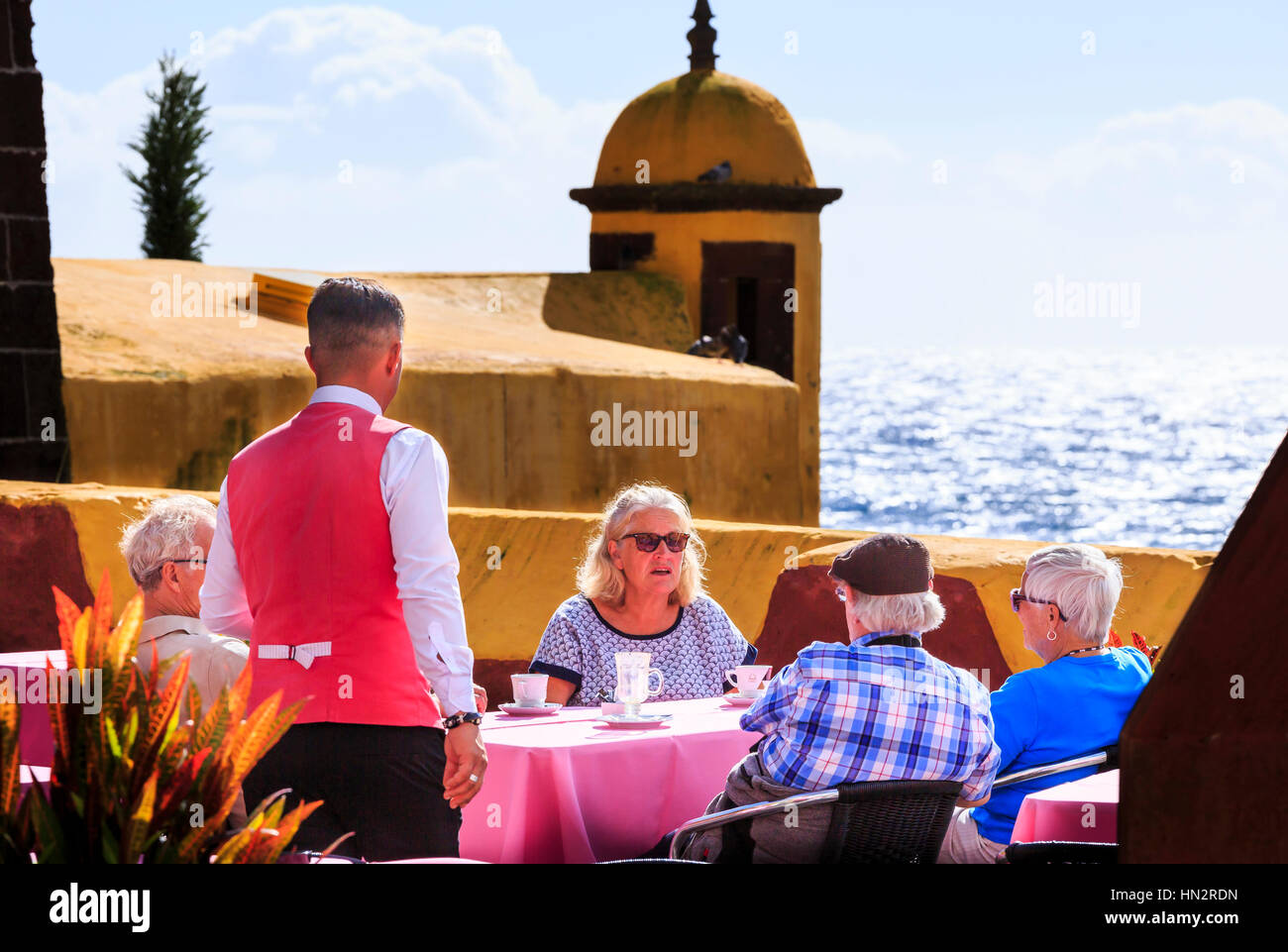 En dehors de l'été un café au Museu de Arte Contemporânea - Fortaleza de Santiago, Funchal, Madère Banque D'Images