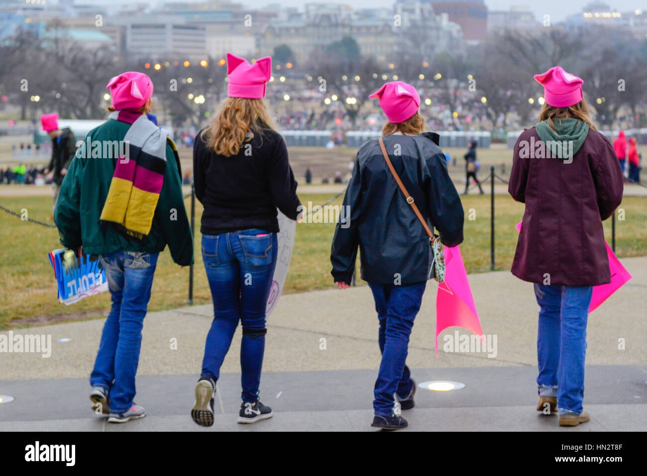 Vue arrière de quatre femmes qui portaient tous des chapeaux chatte rose  mars sur le Mall au cours de la Marche des femmes à Washington, DC Le 21  janvier 2017 Photo Stock - Alamy