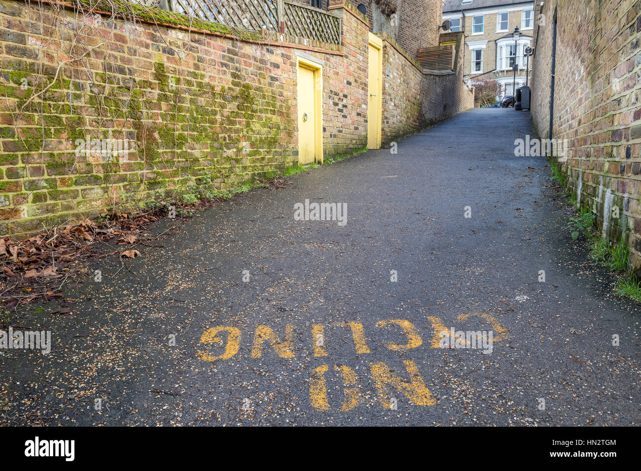 Sentier de marche entre deux plats typiques bluidings à Londres qui n'a pas de vélo écrit dans le passé. Moss est en croissance dans les murs. Banque D'Images