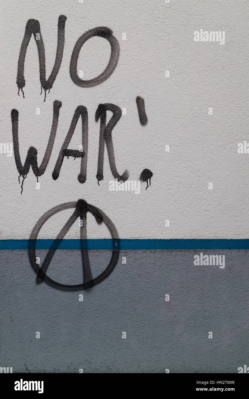 Graffiti sur un bâtiment dit pas de guerre, avec le symbole de l'anarchie Banque D'Images