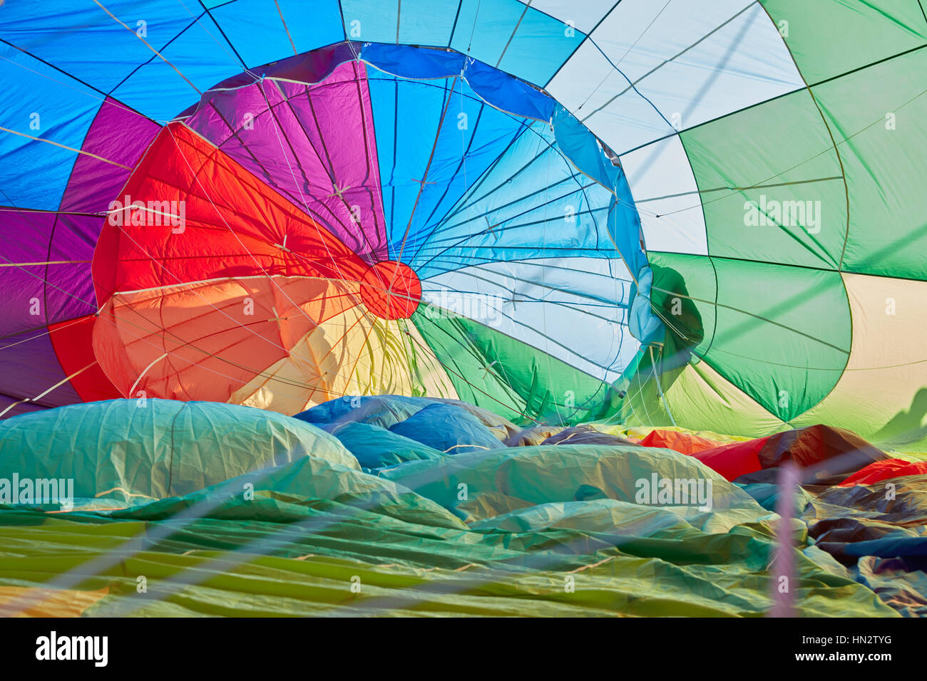Hot Air Balloon gonfler vue de l'intérieur, le contre-jour Banque D'Images