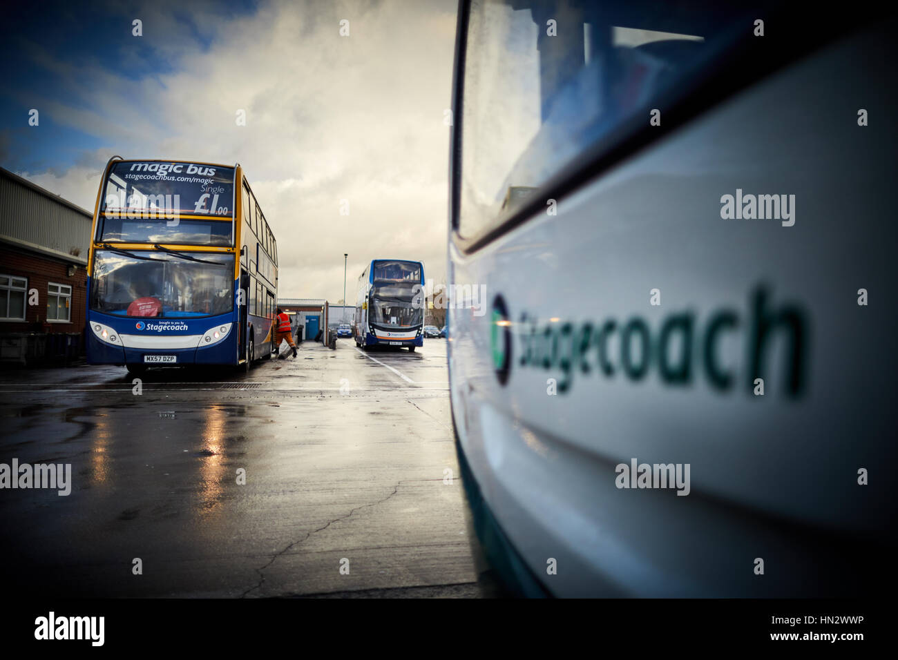 Magic Bus double decker bus geta avait de lavage après l'entretien à des opérateurs de bus Stagecoach Wythenshawe depot à Manchester, Angleterre, RU Banque D'Images