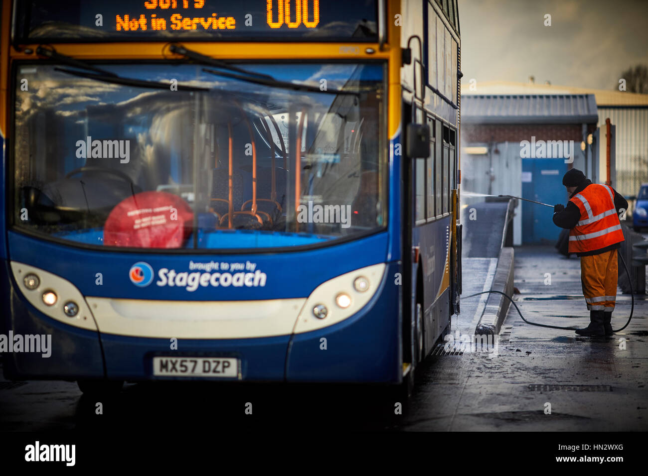 Magic Bus double decker bus geta avait de lavage après l'entretien à des opérateurs de bus Stagecoach Wythenshawe depot à Manchester, Angleterre, RU Banque D'Images